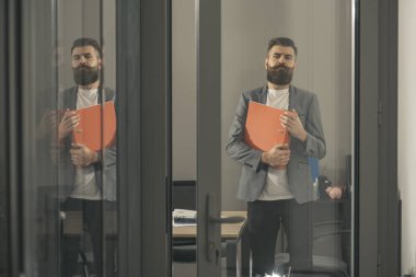 Cam kapıdan görmüş belge office işyerinde çalışan iş adamı