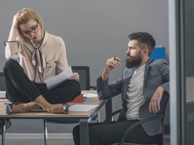İşbirliği, şehvetli kadın ve sakallı adam birlikte ofisinde çalışıyorum. Başarı için işbirliği