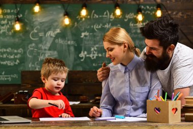 Eğitim mezuniyet ve insanlar kavramı - harç panoları, dostu öğretmen ve sınıf, çalışkan temel ve öğretmen ders konuşma portre yetişkin gülümseyen öğrenci başarılı öğretmen