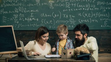 Evde eğitim. Küçük çocuk ev okullaşma kağıt üzerinde çizin. Anne ile evde eğitim eğitim. Ailesi evde eğitim seçin. Bırak bildiği sanat egzersiz her adam