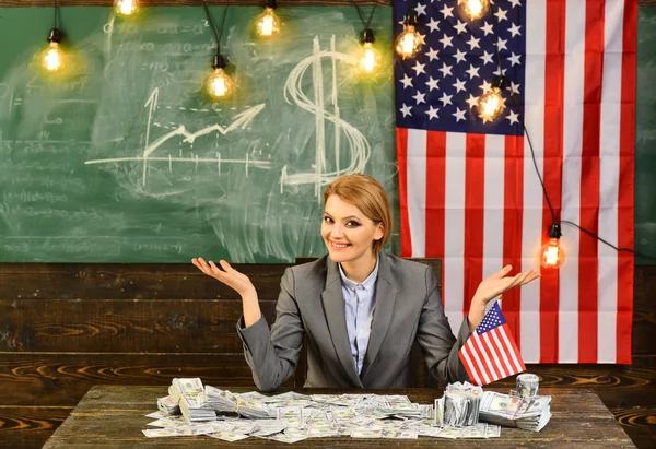 Planowania dochodów budżetu polityki wzrostu. pojęcie dochodu z kobietą w pobliżu Flaga Amerykańska. — Zdjęcie stockowe
