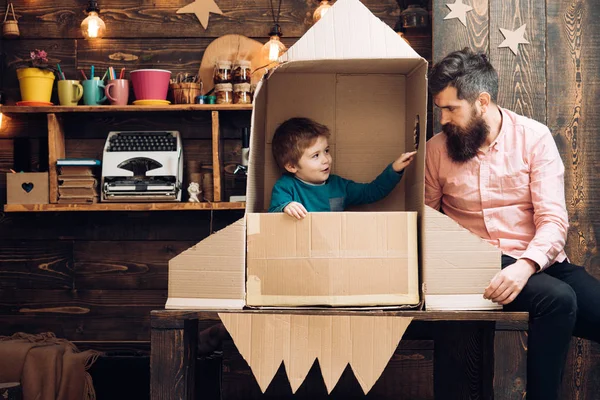 Çocuk oyun ve bir uzay adamı olmayı hayal oyuncak roket ile astronot gibi. Komik çocuk ve baba portresi. Aile arkadaşlar Oyunlar