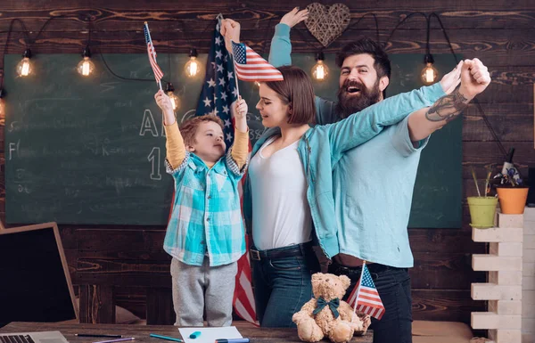 Šťastná rodina oslavit Den nezávislosti s americké vlajky ve školní třídě. Den nezávislosti. Den nezávislosti USA. Happy Indepence den oslav — Stock fotografie