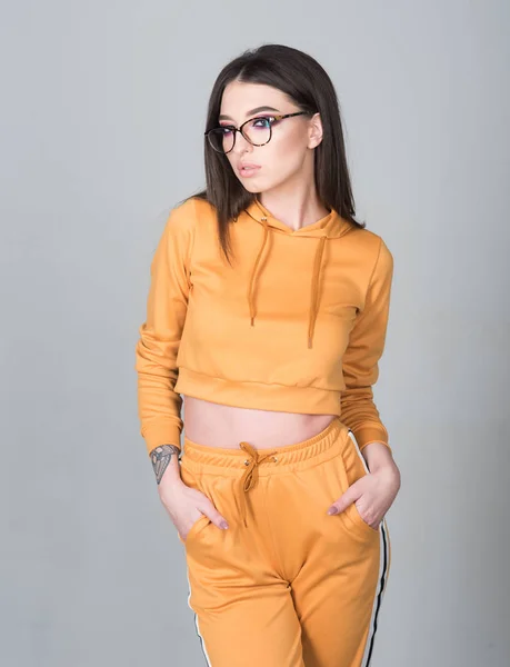 Estilo inteligente. conceito de estilo inteligente. estilo inteligente de menina bonita em sportswear. mulher inteligente tem estilo perfeito — Fotografia de Stock