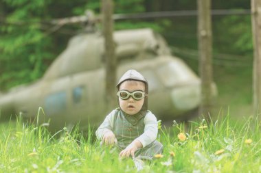 Çocuk ve doğal zemin üzerine bulanık helikopter