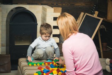 Takım kavramı. Takım oyunu. Aile takım yapısı oyuncak tuğla ile inşa. Takım oluşturma