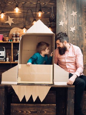 Baba gün. Babalar günü kavramı kağıt roket, mutlu bir aile ile.