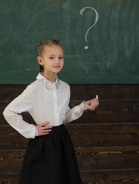 soru ve cevap. kız soru işareti gemide yazdı. cevabı biliyor. soru ve cevap kavramı. küçük kız sorunun cevabını biliyor. Küçük deha.