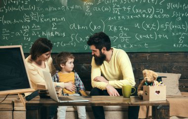 Okul psikolog kavramı. Çocuk sınıf okul psikologlar çalışmak. Küçük çocuk okul psikologlar için dinle. Okul psikolog için ziyaret edin