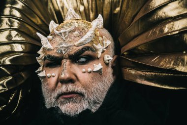 Toprak sana diken ve yüzünde siğiller ile büyülü cyclope. Kör büyücü altın Metalik arka plan üzerinde. Efsanevi yaratık, Yüce kötü Tanrı, doğaüstü kavramı