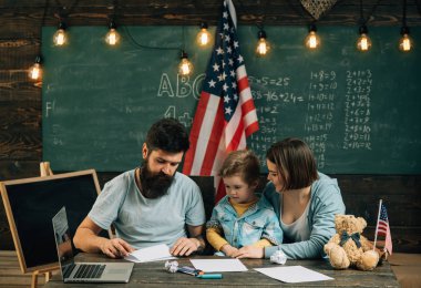 Yaratıcılık öğrenme. Babasını kağıt küçük oğlu, yaratıcılık katlama sanatı öğretmek. Yaratıcılık ve yaratıcı fikirler. Yaratıcılık ve hayal gücü. Her gün yaratıcı bir şeyler yapmaya