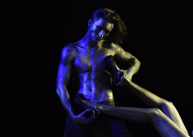 Seksi çift sanatı vücut masaj vardır. Aşık çift Erotik Oyunlar, aile vardır. Cadılar Bayramı makyaj boya ile manken. Erkek ve kadın ayakkabı satışı için alışveriş. Gümüş spa ve cilt bakımı tedavisi.