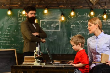 Öğretmen sınıf, Profesör ve okul öğrenci masada bir Okulu, sınıfta, güzel öğretmen öğrenci ilköğretim okulunda sınıfta yardım oturuyor,