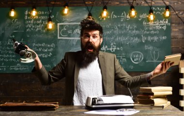 Hipster matematik sınavı çözme, konferans eğitim planlama iş koçluk kavramı, öğrenme arzusu için yardım-meli var olmak içinde doğa ile öğretmen, Öğretmen öğrenme kendi aşk vardır