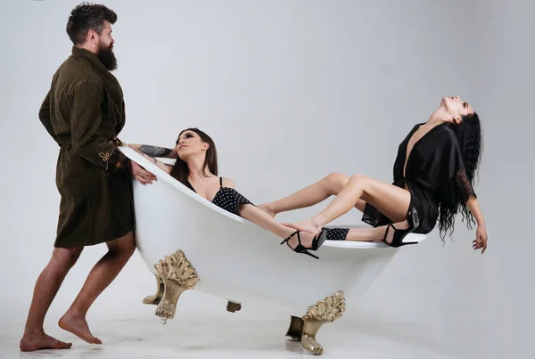 Concetto Spa. Uomo barbuto e coppia di donne si divertono nella vasca idromassaggio. Spa del corpo. Terapia termale e trattamento — Foto Stock