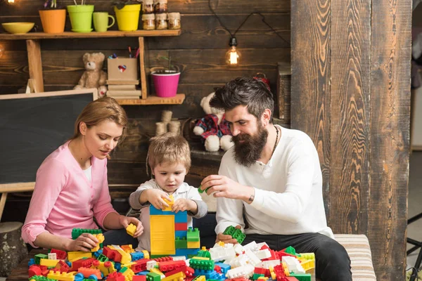 Concepto familiar. Familia jugar con ladrillos de colores. Estructura de construcción familiar con ladrillos de juguete. Amor y confianza familiar —  Fotos de Stock