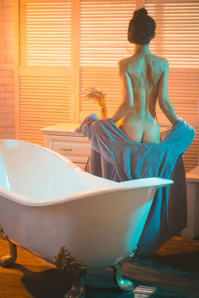 柔らかい肌と美しい女性 浴室の背景に — ストック写真