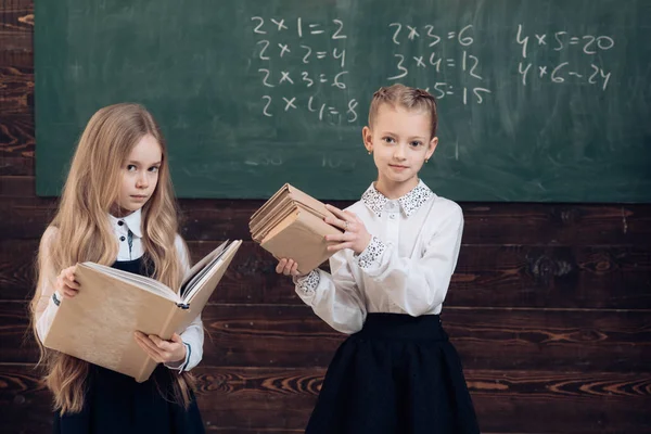 現代の学校。学校で現代の女の子。現代の学校のコンセプトです。近代教育の生徒。学校から一緒に. — ストック写真