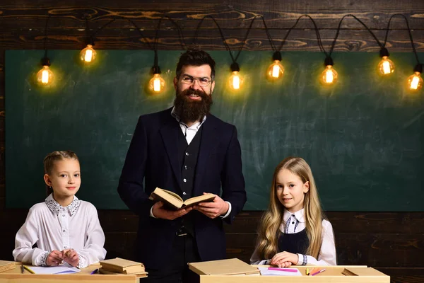 Ser fresco y usted será capaz de atraer y retener mucho más estudiantes. De vuelta a la escuela. A los niños se les debe enseñar cómo pensar, no qué pensar. Aprender en casa — Foto de Stock