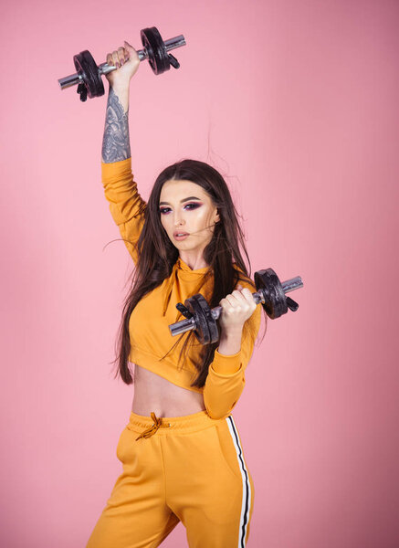 Женская сила. Девушка демонстрирует женскую силу. Женская сила девчачьих тренировок с штангой. женский день и концепция власти девочек
