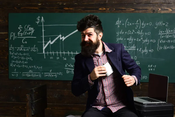 Man ser i laptop display titta på utbildning och lyssnar det. Studenten ser ut för att studera metoden som passar sin lärstil. E-Learning koncept med student håller sin moderna laptop — Stockfoto