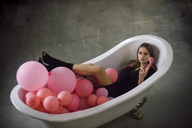 banyo bomba kavramı. ev hanımı retro telefonda konuşmak ve satın online, iletişim. spa banyo Balonlar Balon ile rahatlayın. parti kutlama. olay ajansı Hizmetleri. kadın onun sağlık ve güzellik bakım.