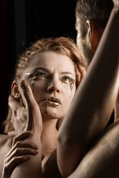 Péče o pleť a make-up. Skincare kosmetika pro ženu s golden make-up dojat, muž. — Stock fotografie