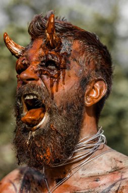 Cadılar Bayramı şeytan kafa kanlı boynuzları ile