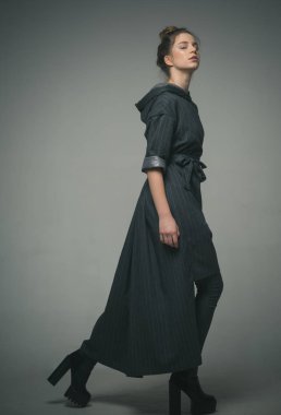 kız. Trendy kız sonbahar paltolu. Kız gri Studio. Son moda saç modeli ile şirin kız. Genç ve güzel