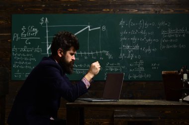 E-öğrenme kavramı modern dizüstü bilgisayarını holding öğrenci ile. Okul kavramı. İyi öğretmenler öğrencilerin büyük soru sormak yardımcı olur. Öğretmen öğrencilerin sadece ona bağlı olabilir biliyorum sağlar