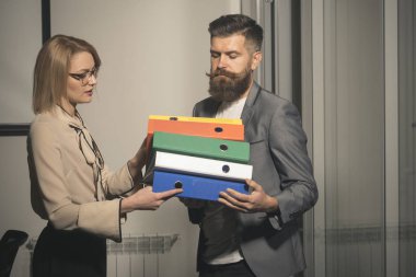 İş adamı ve iş kadını ofiste belgeleri tut