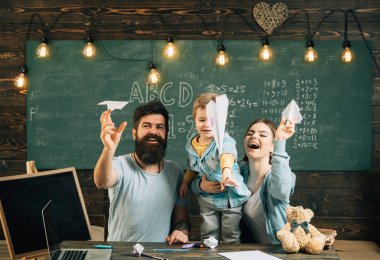 Tatil kavramı. Mutlu bir aile başlatmak kağıt uçaklar sınıf, tatil. Okul tatil ve tatil. Beni tatile ben rahatsız etme