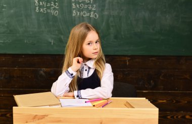 İlk okul günü. İlk okul gününde mutlu çocuk, ilk okul gün akıllı çocuk için ilk okul gün derste SchoolgirlAdultMovieFilm.comde. çalışmaya bayılıyorum.