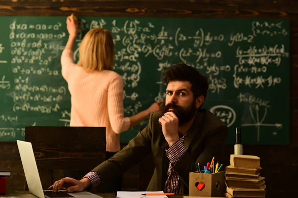 Actividades educativas en el aula en la escuela niño feliz está aprendiendo, Hombre mirando en la pantalla del ordenador portátil viendo curso de formación y escucharlo, Profesor establece altas expectativas para sus estudiantes , —  Fotos de Stock