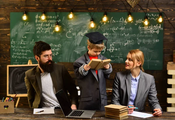 Lehrer hat seine eigene Liebe zum Lernen Lehrer begeistert Schüler mit seiner Leidenschaft für Bildung. Erfolgreiche Studenten sind meist kreativ. Lächelnde erwachsene Schüler in der Pause im Klassenzimmer. — Stockfoto