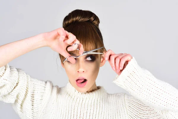 Maquillaje para modelo vintage con piel suave. Aspecto de moda y concepto de belleza. Chica retro con maquillaje elegante en la cara. Peluquería con tijeras. Mujer de moda con tijeras corte de pelo elegante en la pared gris —  Fotos de Stock