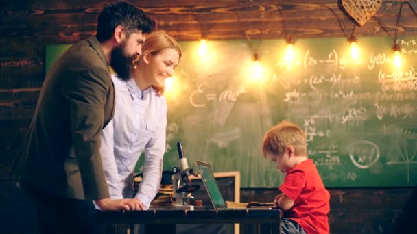 Chłopiec jest zły, gdy mama wyklucza film na laptopie. Pojęcie procesu edukacyjnego. Dzieci w wieku szkolnym w mundurze. Nauczyciela w klasie. Nauczyciel i uczeń. — Wideo stockowe