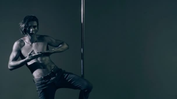 Lekkoatletycznego mężczyzna aby elementów akrobatycznych na pylon. Biegun taniec sport. Facet trzyma pylon stóp pozach przed kamerą. — Wideo stockowe