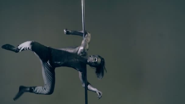Modekonzept. Tricks am Pylon. Ein Typ mit grauem Oberkörper trainiert auf dem Pylon. — Stockvideo