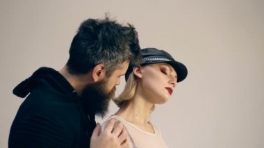 Yetişkin çift gri arka plan üzerine sarılma seksi. Rock çifti birbirlerine vahşi bir tutkusu ortaya çıkar. Seks kavramı.