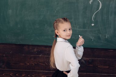 düşünüyorum. iki kere düşün. küçük kız çözüm hakkında düşünüyorum. Okulda soru hakkında düşünüyorum. ilham bekliyor.