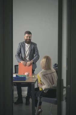 Mutlu patron Sekreter ofiste, gülümse. Sakallı erkek ve kadın mali rapor tartışmak. İş adamı ve iş işleminde işkadını. İletişim ve işbirliği. Tasarruf ve dinleyici notu kavram