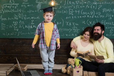 Dahi çocuk mezuniyet şapkalı. Sınıfta küçük dahi cevap hometask. Aile dahi oğlu gurur. Gümüş madeni dahi eğitim olmadan gibidir