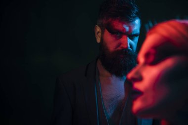 Erkek kavramı. Sakal ve makyaj ile erkek arkadaşı. Erkek bulanık kadın yüzü ön planda olan sakallı. Erkek arkadaşımla tıraşsız yüzündeki ifade ciddi. Erkeklik ve karizma