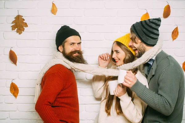 Счастливые друзья на осенних листьях в шарфе и шляпе . — стоковое фото