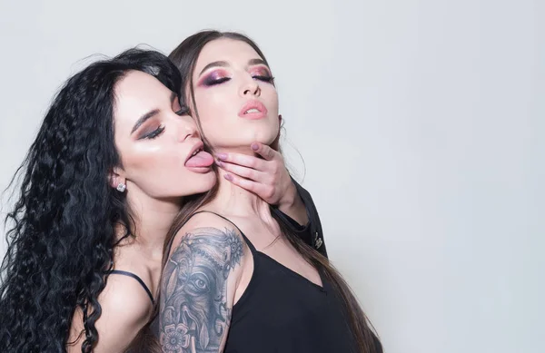 Conceito LGBT. Casal LGBT apaixonado. Mulher sensual beijar namorada, LGBT. Comunidade LGBT. Todos merecem amor, espaço de cópia — Fotografia de Stock