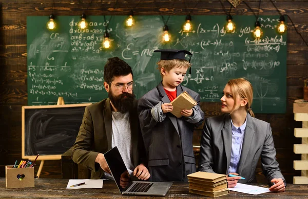 Nachhilfelehrer hilft Jungen beim Lernen mit modernem Laptop. Der Lehrer setzt hohe Erwartungen an seine Schüler. Lernen und Menschen-Konzept. Unterricht mit qualifiziertem Privatlehrer. — Stockfoto