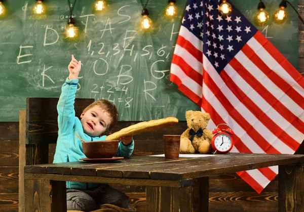 Privatlehrer könnten am besten dazu beitragen, dass die Kinder mit der Schule Schritt halten. Amerikanische Flaggentafel. Begabte Kinder brauchen in der Regel Nachhilfe. Konzept mit uns Flagge. — Stockfoto