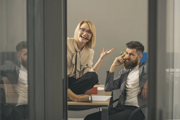 Frau und Hipster schreiben Businessplan Frau und bärtiger Mann arbeiten täglich im Büro zusammen — Stockfoto