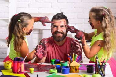 Kızı ve boyalı ellerle gülümseyen baba